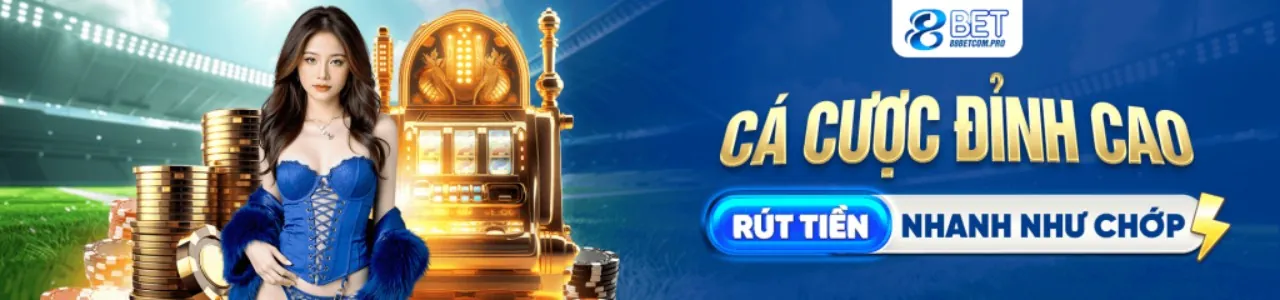 Bàn Roulette sang trọng với con quay đang quay và chip cược tại 5vip